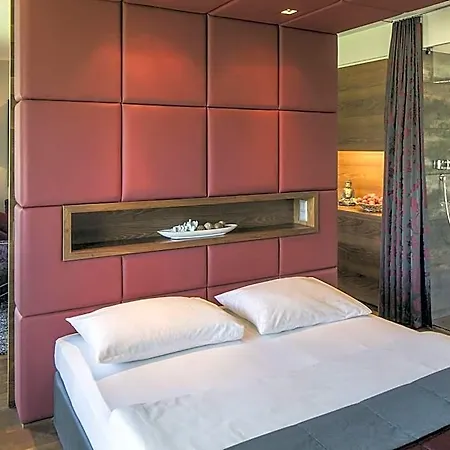 Hotel & 4*